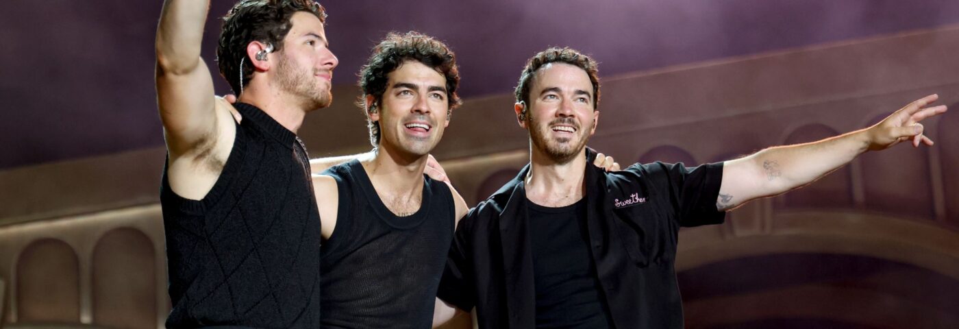 Regardez Jonas Brothers faire ressortir John Legend pour «  All of Me '' à Los Angeles