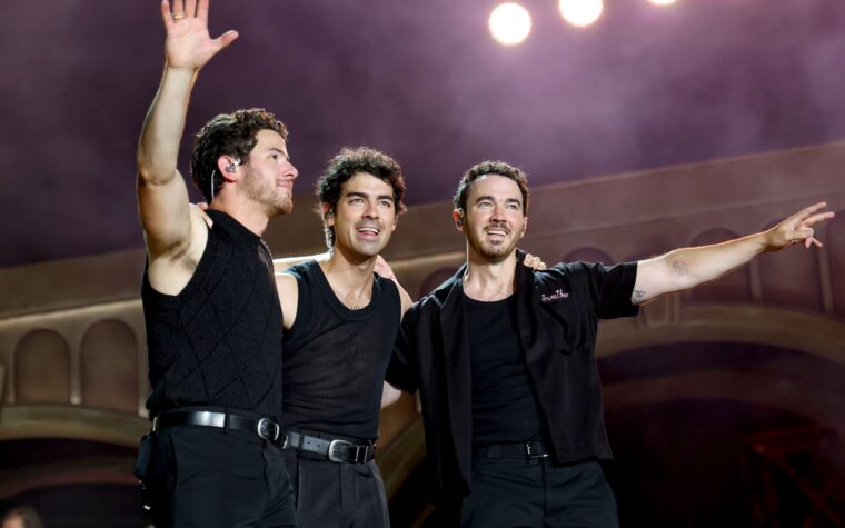 Regardez Jonas Brothers faire ressortir John Legend pour `` All of Me '' à Los Angeles