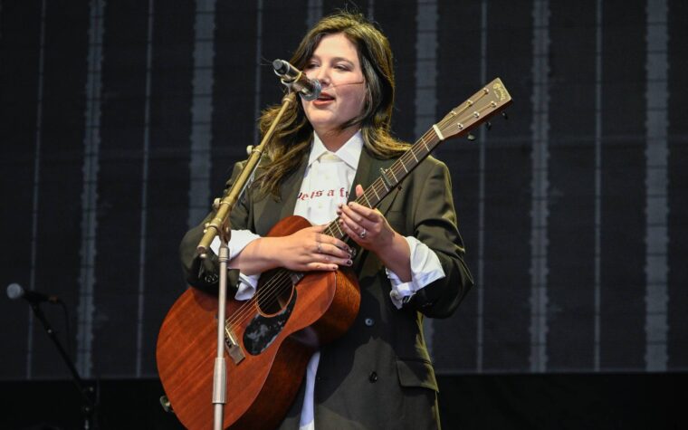 Regardez Lucy Dacus couvrer