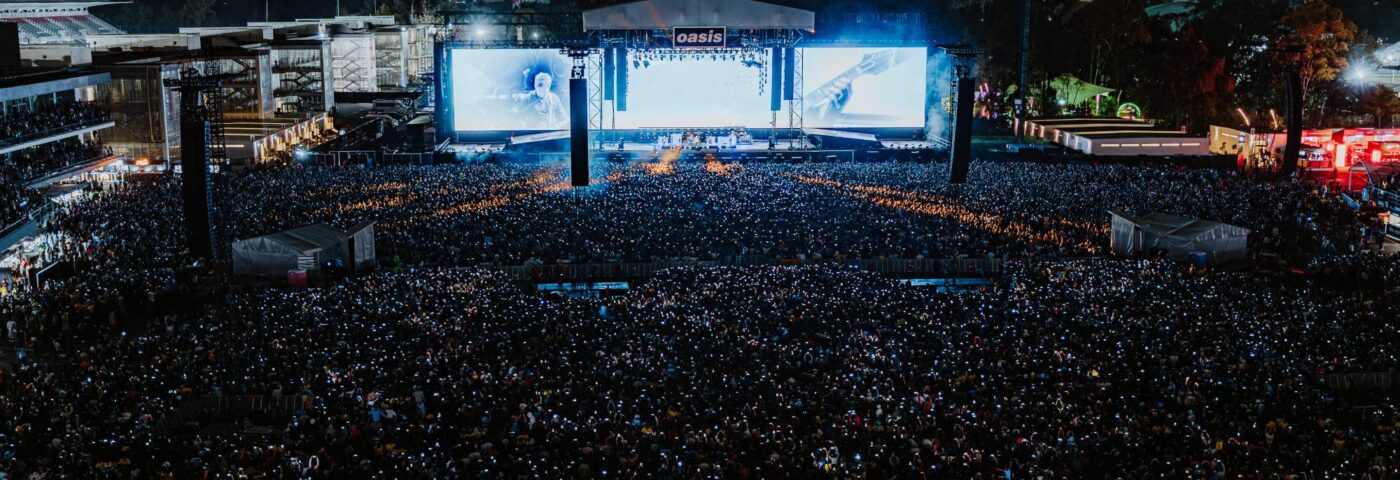 Regardez Oasis diriger 65 000 fans à travers le Poznan et Liam Gallagher Don A Sombrero alors que la tournée de retrouvailles en direct '5 frappe Mexico City