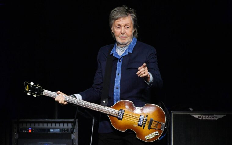 Regardez Paul McCartney jouer les Beatles '' Help! ' pour la première fois en 35 ans