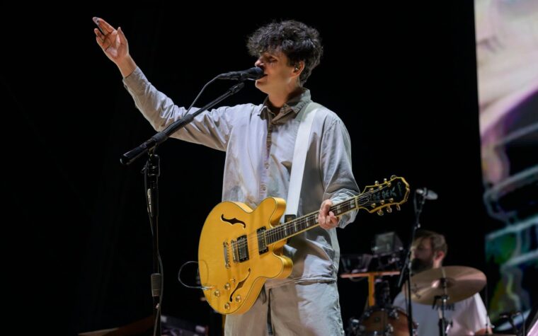 Regardez les sophistips du groupe de lycée d'Ezra Koenig se réunir au Vampire Weekend Show