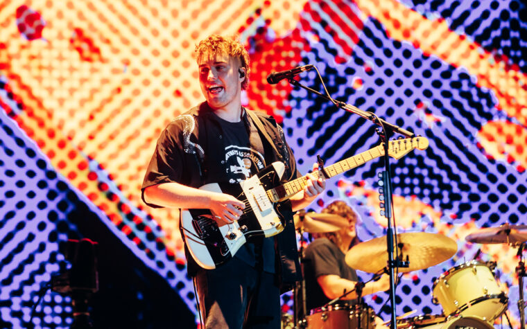 Sam Fender devient le premier artiste pour faire une tournée avec tous les camions électriques