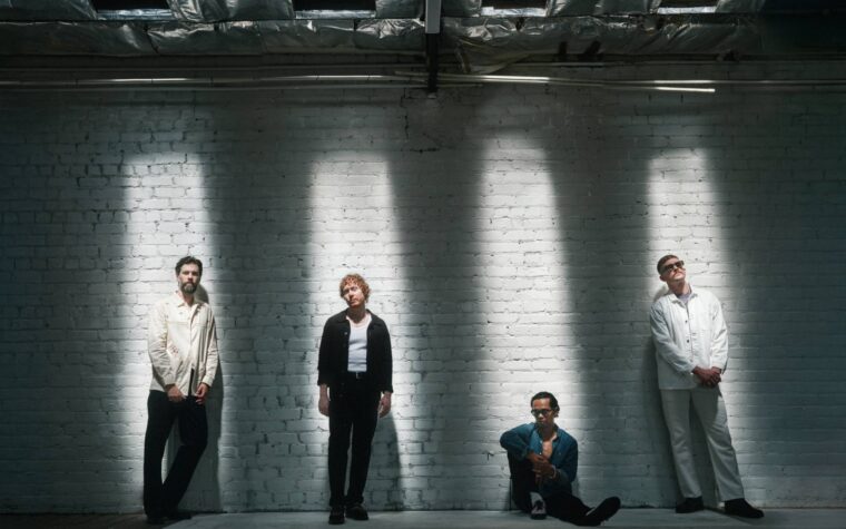The Temper Trap Return avec un nouveau single euphorique `` Abanding Air '' et annoncer le titre London Show