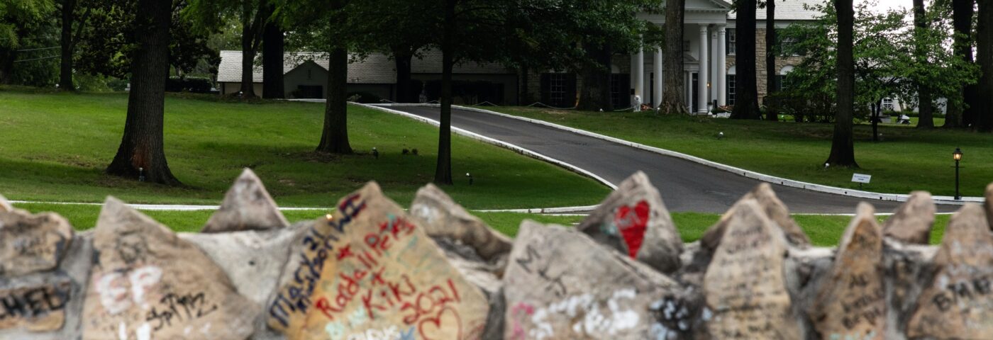 Une femme emprisonnée pour un programme de fraude pour voler Graceland à la famille d'Elvis Presley