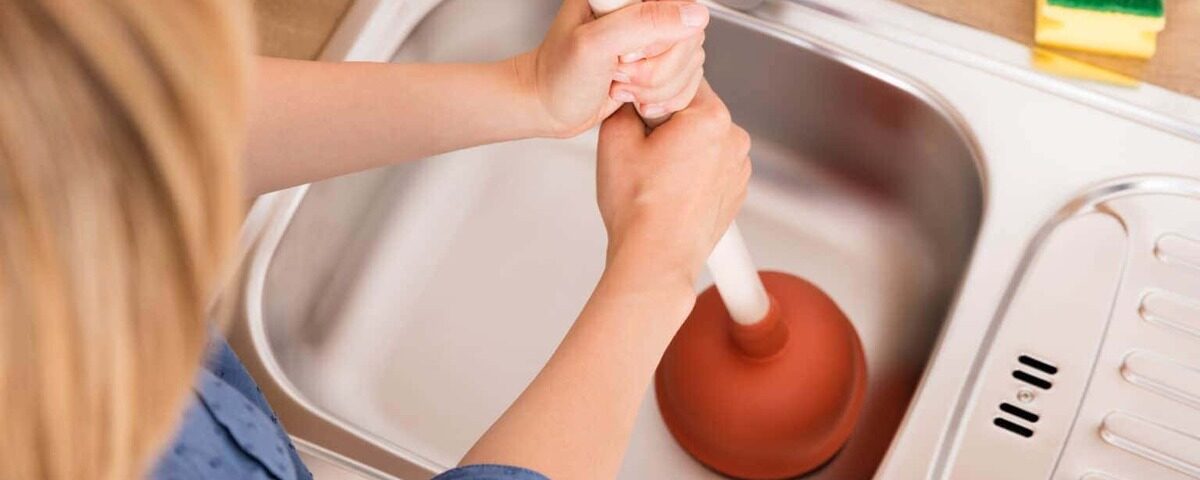 Voici comment nettoyer efficacement un drain avec du vinaigre et du bicarbonate