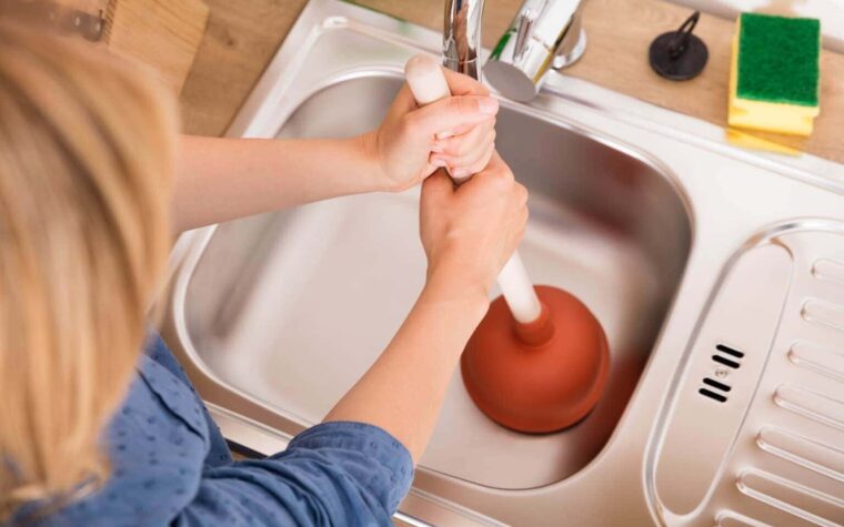 Voici comment nettoyer efficacement un drain avec du vinaigre et du bicarbonate