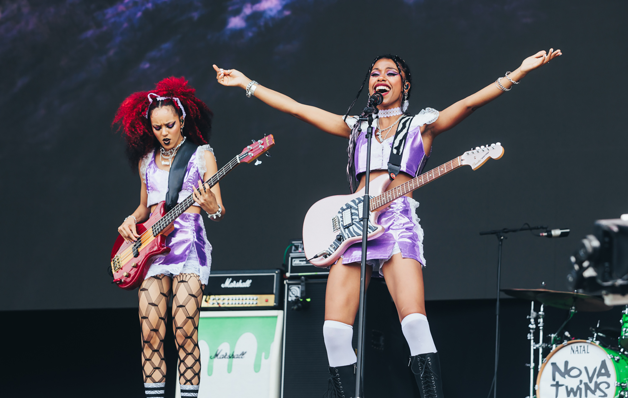 Nova Twins vive à Glastonbury 2023, photo d'Andy Ford