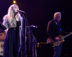Stevie Nicks souhaite à Lindsey Buckingham un joyeux anniversaire: "Love's Ya!"