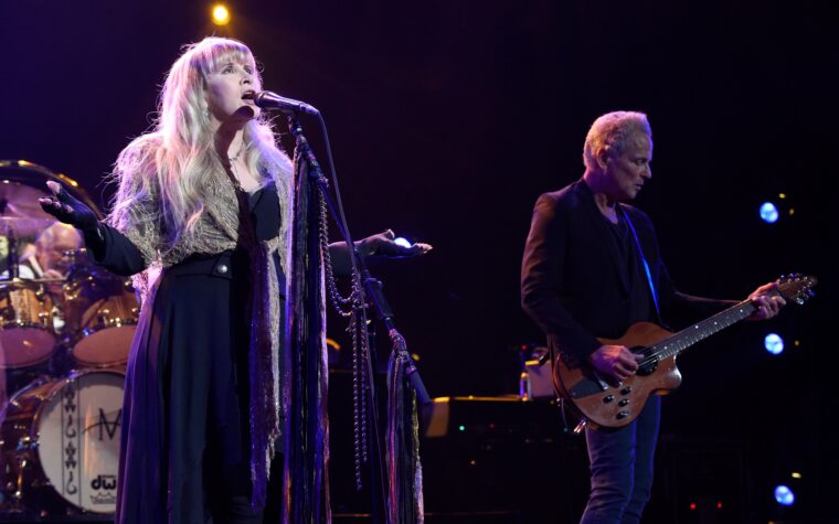 Stevie Nicks souhaite à Lindsey Buckingham un joyeux anniversaire: "Love's Ya!"