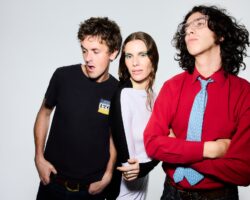 Bar Italia nous invite dans le monde « effronté et arrogant » de son nouvel album révélateur « Some Like It Hot »
