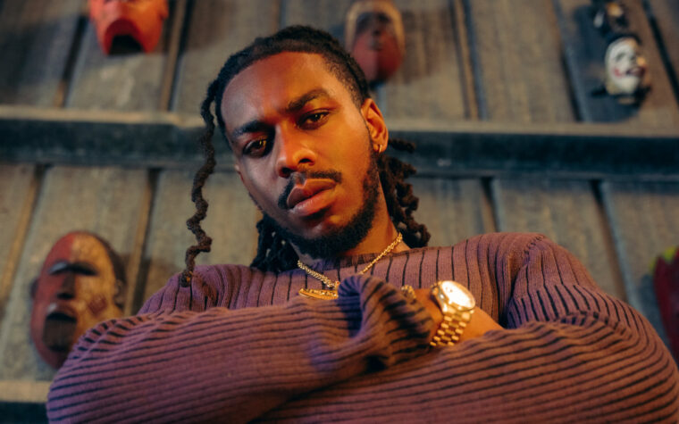 un griot de la diaspora arrosant ses racines