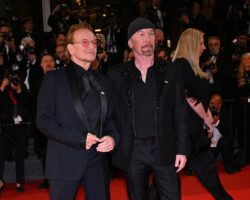 Bono et The Edge se produisent alors que U2 reçoit le prix Woody Guthrie 2025