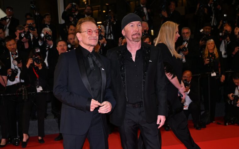 Bono et The Edge se produisent alors que U2 reçoit le prix Woody Guthrie 2025