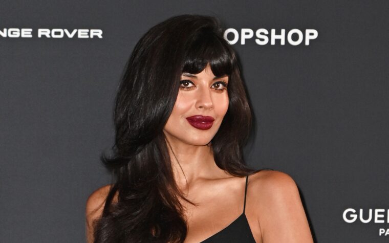 Jameela Jamil a accidentellement eu un orgasme alors qu'elle jouait devant 6 000 agriculteurs