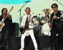 Jonathan Cain de Journey nie l'affirmation de son coéquipier Neal Schon selon laquelle il quitterait le groupe