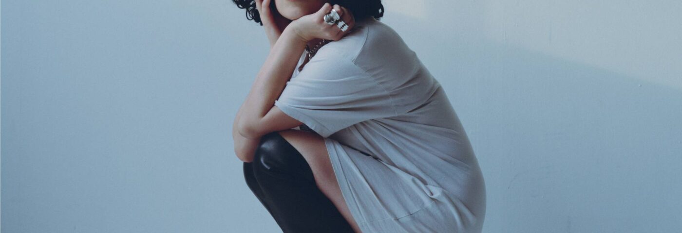Kelly Lee Owens annonce un nouvel EP 'Kelly' avec le single urgent 'Ascend'