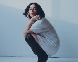 Kelly Lee Owens annonce un nouvel EP 'Kelly' avec le single urgent 'Ascend'