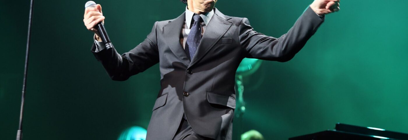Nick Cave dit qu'il n'est « ni à gauche ni à droite » et « trouver les deux côtés indéfendables et méconnaissables »