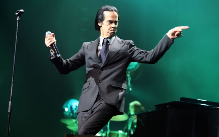 Nick Cave dit qu'il n'est « ni à gauche ni à droite » et « trouver les deux côtés indéfendables et méconnaissables »