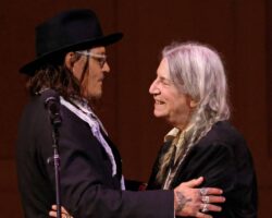 Patti Smith interprète "People Have The Power" avec Johnny Depp au spectacle "Horses" de Londres