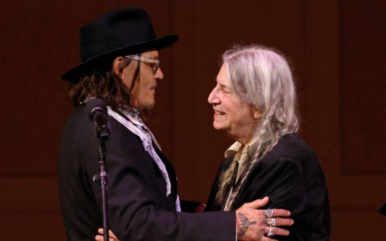 Patti Smith interprète "People Have The Power" avec Johnny Depp au spectacle "Horses" de Londres
