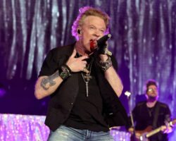 Regardez Axl Rose lancer le micro et donner un coup de pied dans le nouveau kit du batteur des Guns N' Roses avant de quitter la scène en Argentine