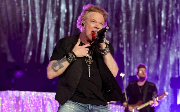 Regardez Axl Rose lancer le micro et donner un coup de pied dans le nouveau kit du batteur des Guns N' Roses avant de quitter la scène en Argentine