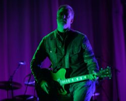 Regardez Queens of the Stone Age fait ses débuts sur la nouvelle chanson «Easy Street» et les coupes et les raretés en aérien alors qu'ils lancent la tournée «The Catacombs»