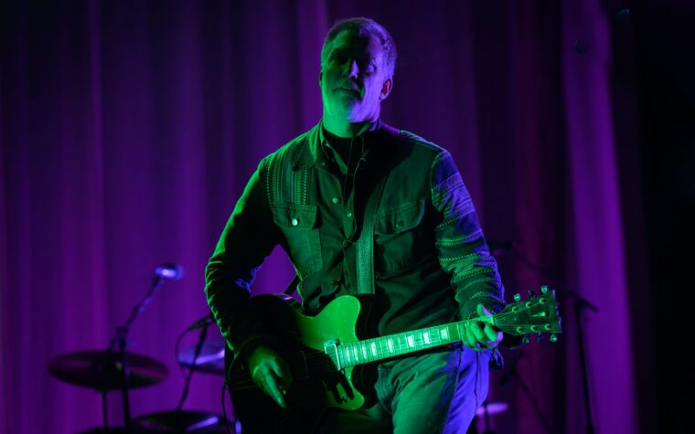 Regardez Queens of the Stone Age fait ses débuts sur la nouvelle chanson «Easy Street» et les coupes et les raretés en aérien alors qu'ils lancent la tournée «The Catacombs»