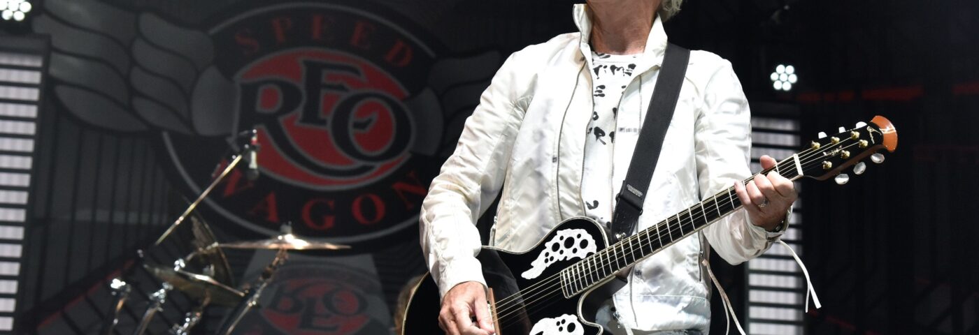 Regardez REO REO Speedwagon Reunite RENUSE pour jouer avec University of Illinois Marching Band