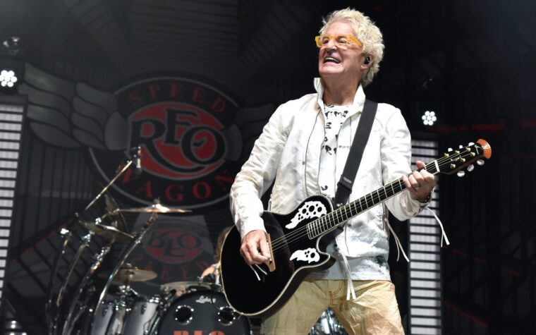 Regardez REO REO Speedwagon Reunite RENUSE pour jouer avec University of Illinois Marching Band