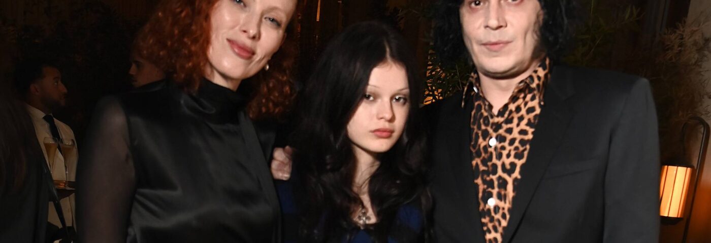 Scarlett White partage Tiktok avec les parents Jack White et Karen Elson après avoir marché la première piste de mode à Paris