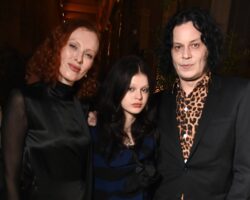 Scarlett White partage Tiktok avec les parents Jack White et Karen Elson après avoir marché la première piste de mode à Paris