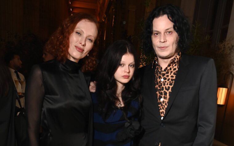 Scarlett White partage Tiktok avec les parents Jack White et Karen Elson après avoir marché la première piste de mode à Paris