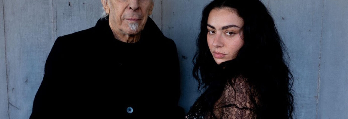 Découvrez le nouveau single « House » de Charli XCX « élégant et brutal » avec l'icône du Velvet Underground John Cale