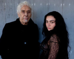 Découvrez le nouveau single "House" de Charli XCX "élégant et brutal" avec l'icône du Velvet Underground John Cale