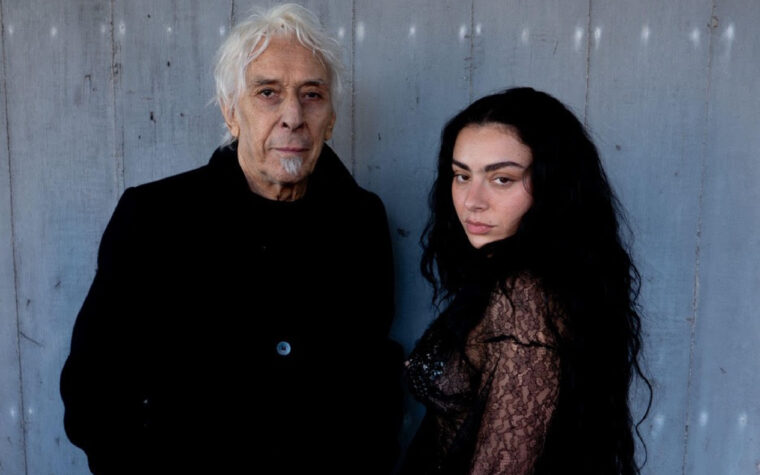 Découvrez le nouveau single "House" de Charli XCX "élégant et brutal" avec l'icône du Velvet Underground John Cale