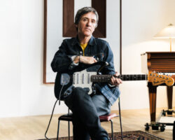 Johnny Marr s'associe à Fender pour sortir une nouvelle guitare Jaguar Special en édition limitée