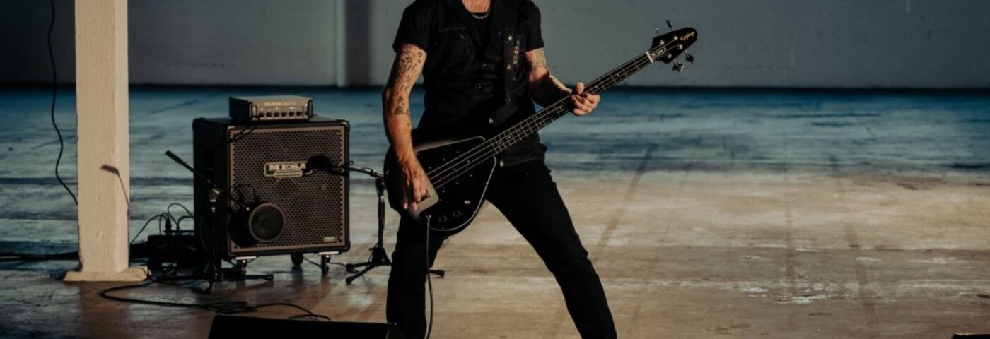 Mike Dirnt de Green Day s'associe à Epiphone pour lancer la guitare basse signature Grabber G-3