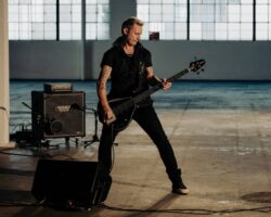 Mike Dirnt de Green Day s'associe à Epiphone pour lancer la guitare basse signature Grabber G-3