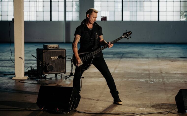 Mike Dirnt de Green Day s'associe à Epiphone pour lancer la guitare basse signature Grabber G-3