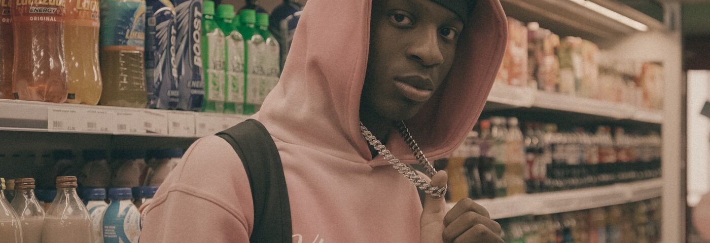 Le rappeur Tkandz profite au maximum de son moment