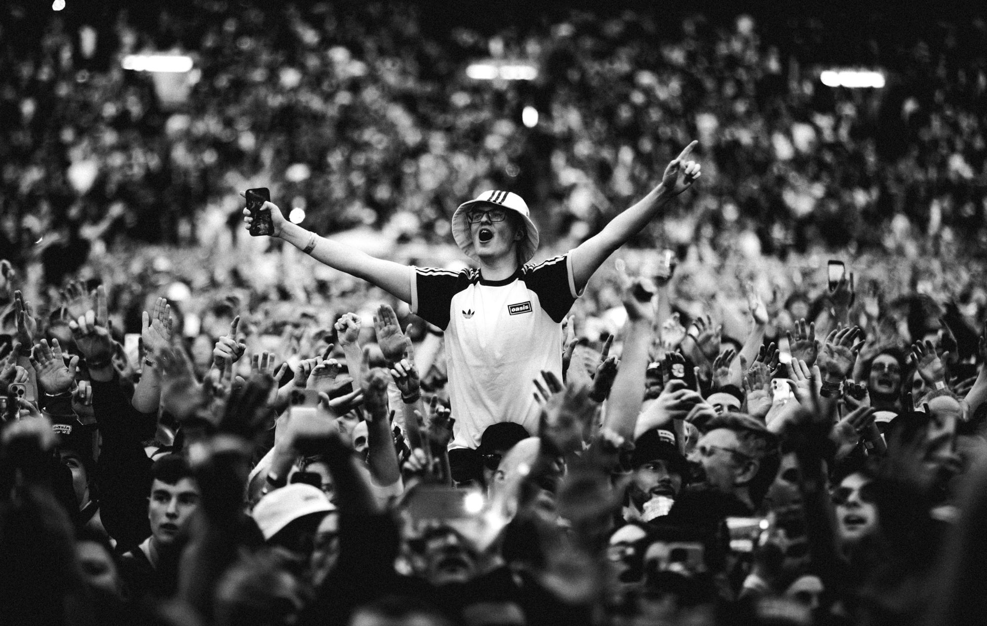 Fans d'Oasis à la tournée 'Live '25'. CRÉDIT : Presse
