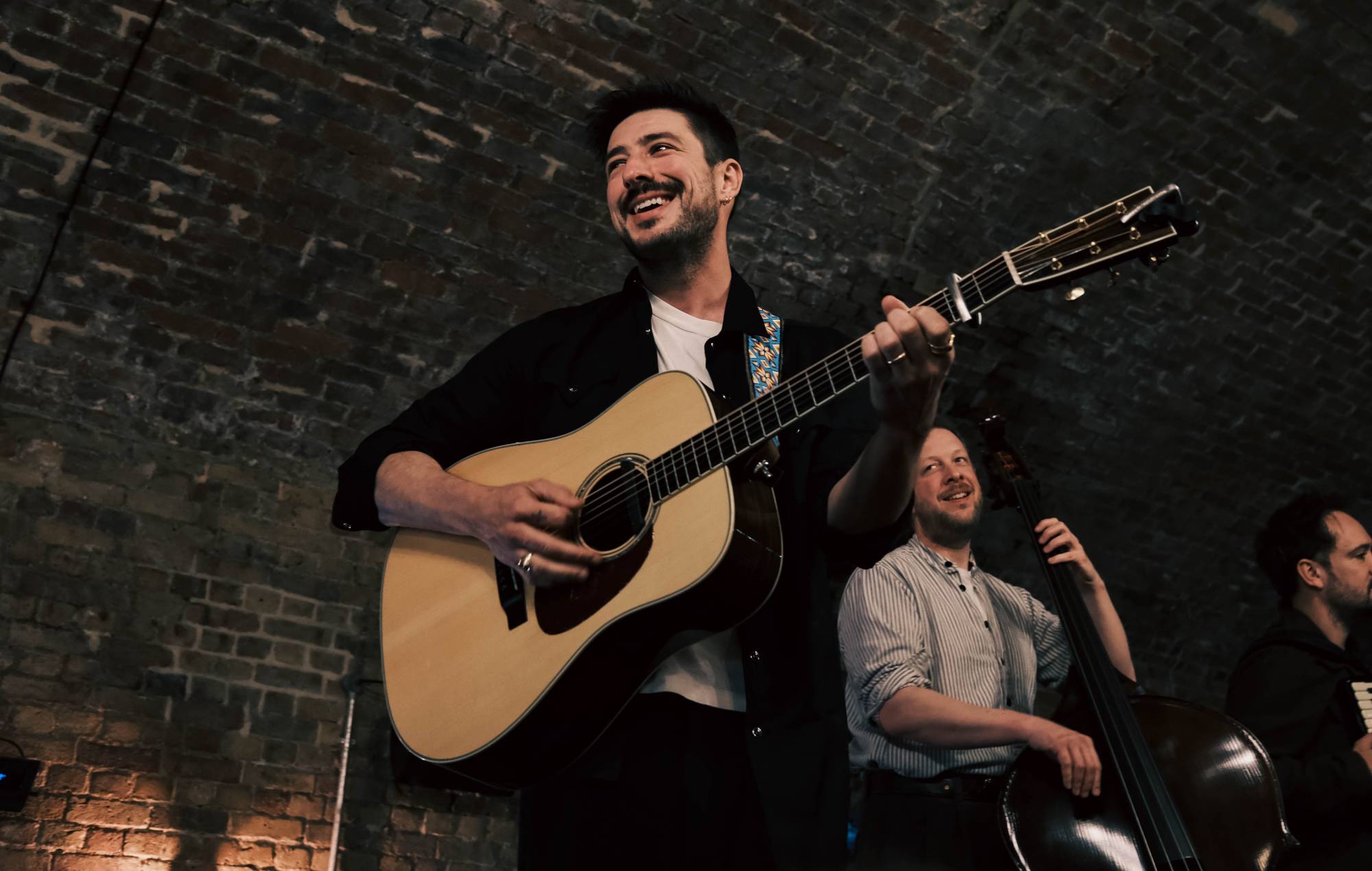 Mumford & Sons se produit à Flat Iron Square, dans le centre de Londres. Crédit : PRESSE