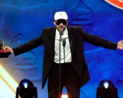 Bad Bunny remporte les Latin Grammy Awards et dédie son album de l'année à "toute la jeunesse d'Amérique latine"