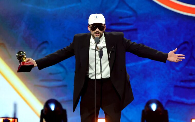 Bad Bunny remporte les Latin Grammy Awards et dédie son album de l'année à "toute la jeunesse d'Amérique latine"