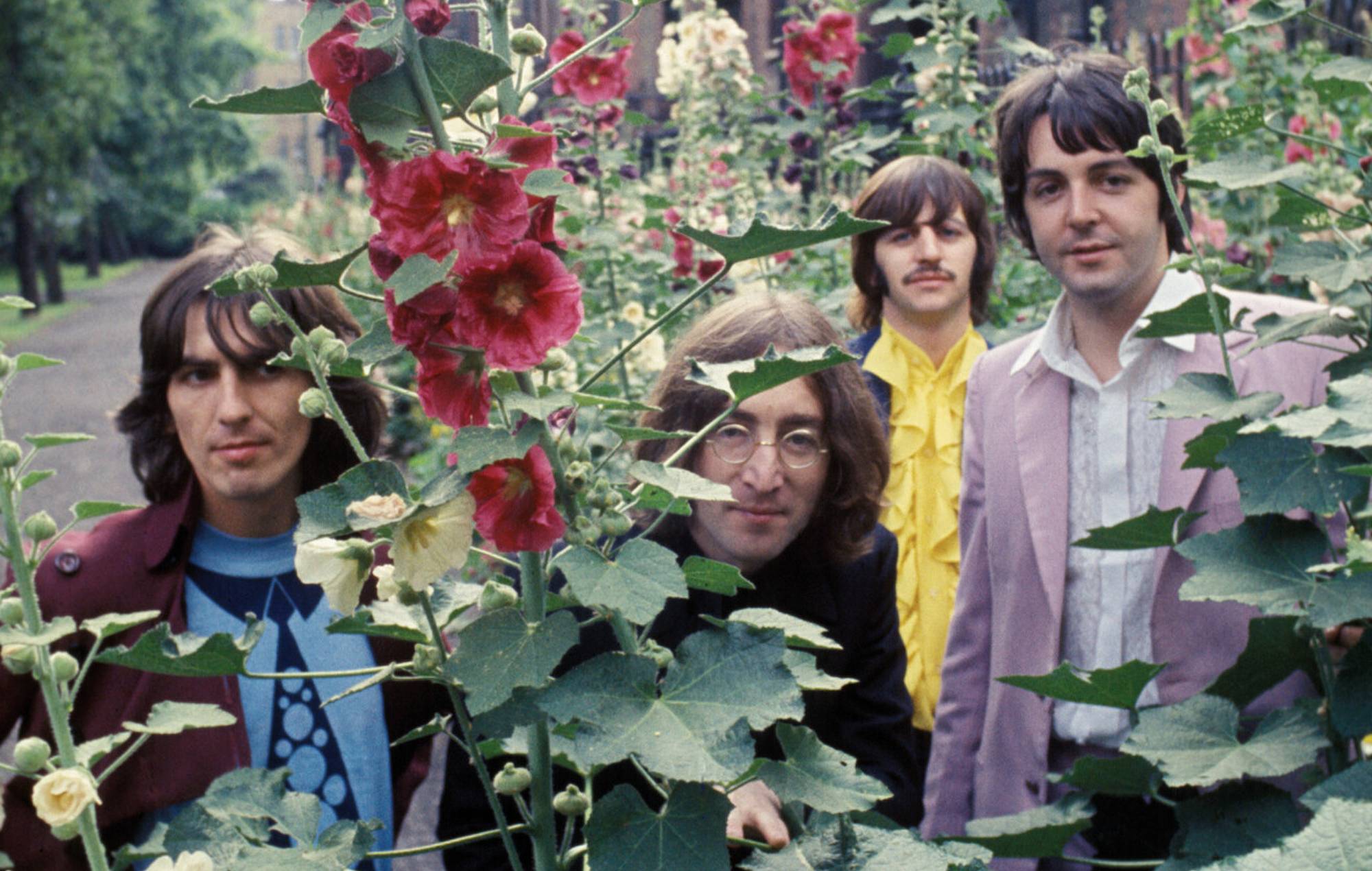 Les Beatles lors d'une séance photo, jardins de la vieille église de St Pancras, Londres, 28 juillet 1968. Jeremy Neech pour Apple Corps