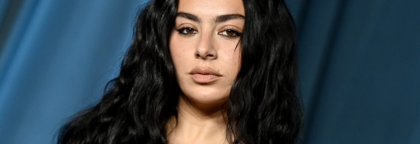 Charli XCX « se sent actuellement plus inspiré par le cinéma que par la musique » après avoir été « coincé, vide et stérile » après « Brat »