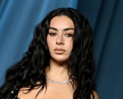 Charli XCX "se sent actuellement plus inspiré par le cinéma que par la musique" après avoir été "coincé, vide et stérile" après "Brat"